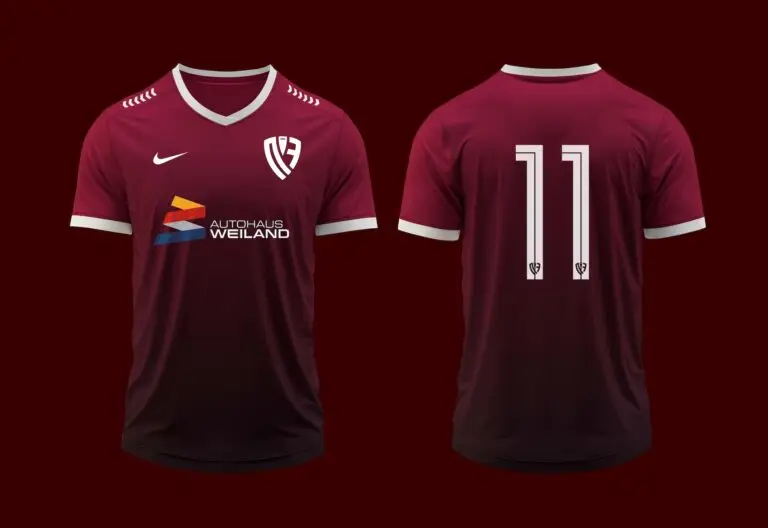 Professionelles Trikotdesign-Mockup für den ASC Netzfetz – Bordeauxrotes Fußballtrikot mit individuellem Sponsoren-Branding von Autohaus Weiland, Vereinslogo und Rücken-Design.