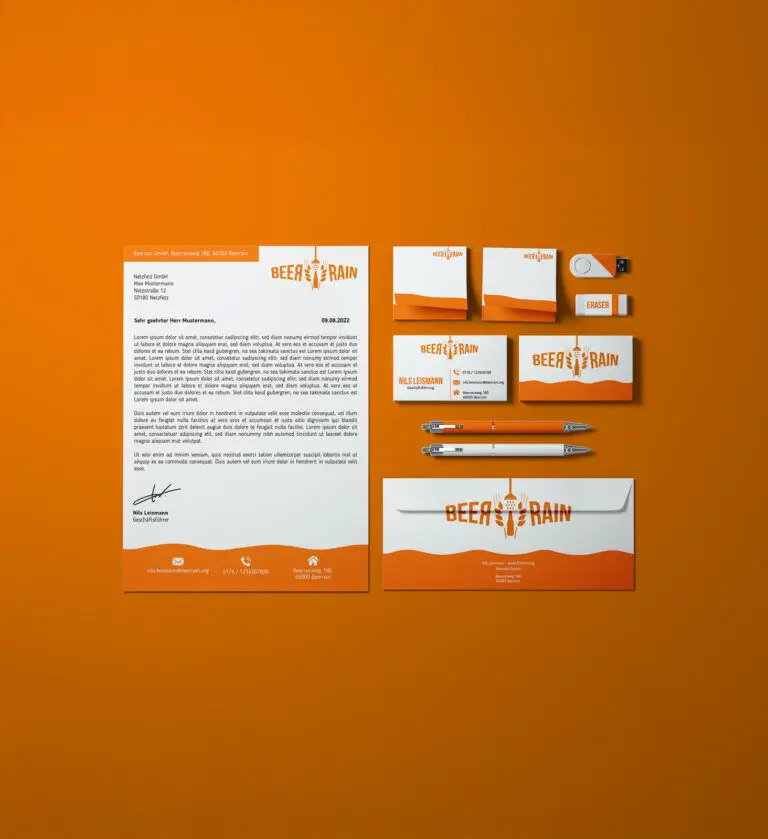 Ganzheitliche Geschäftsausstattung für die fiktive Marke 'Beerrain' – Mockup einer Corporate Identity bestehend aus Briefbogen, Visitenkarten, Briefumschlag und Merchandising wie Stiften und USB-Sticks in Orange-Weiß.