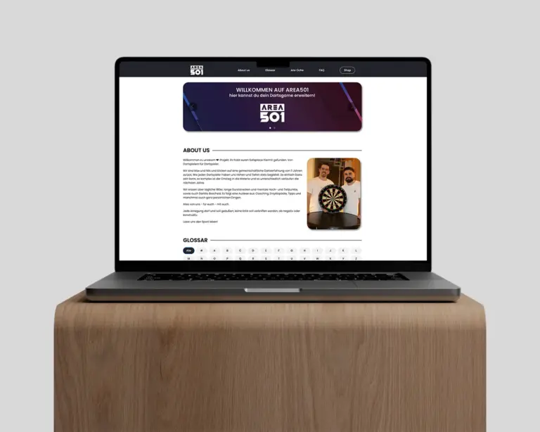 Laptop-Darstellung der modernen Darts-Blog-Website Area501. Zu sehen ist der Über-uns-Bereich mit einem Foto der Gründer.